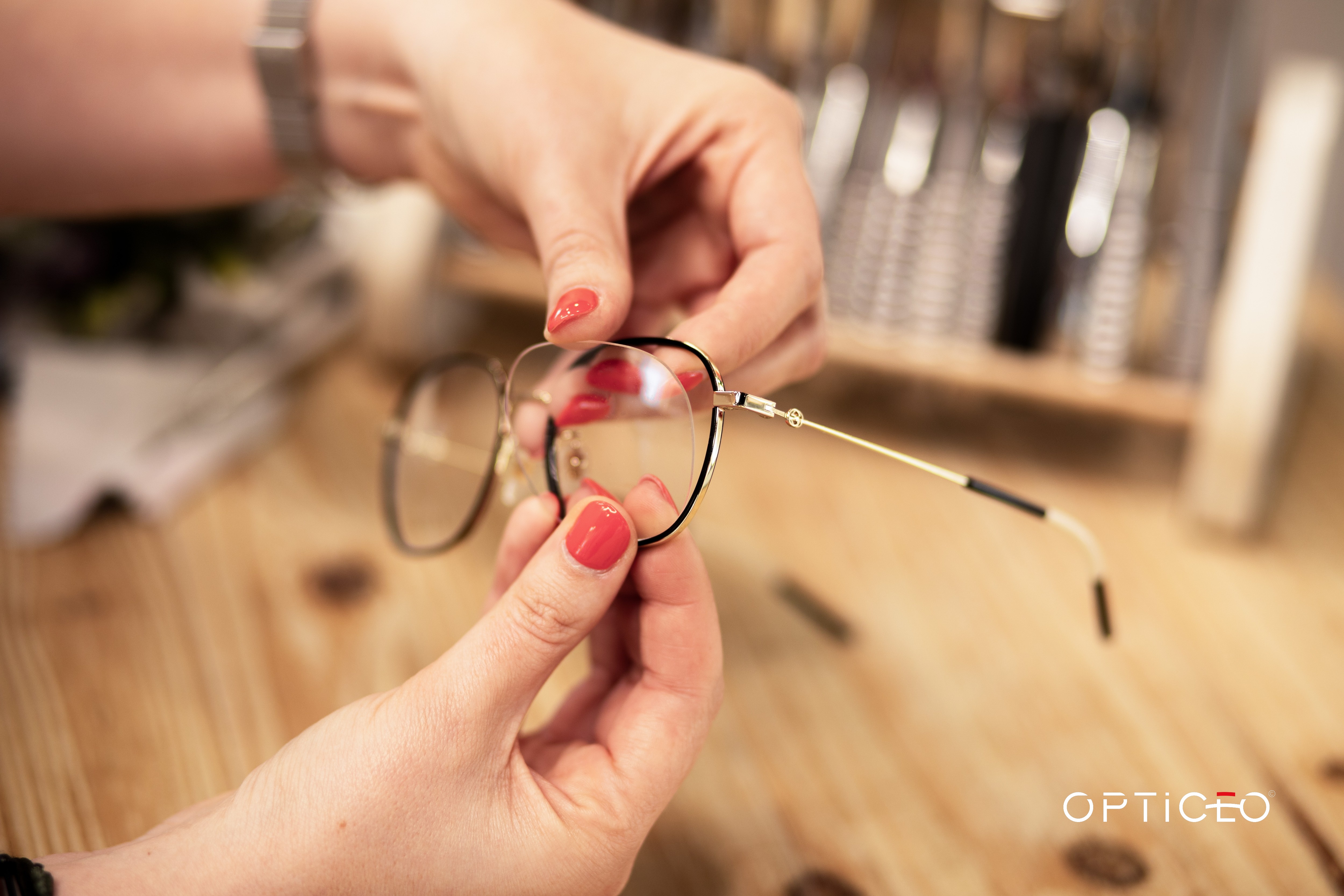 Nettoyer ses lunettes de vue sans les rayer : guide complet par Opticeo